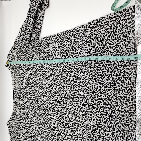 J. Jill Top Missy Medium Black and White Print Long Top with pockets Stretch - Picture 10 of 10